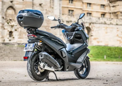 A 2 999 euros, le Kymco est un peu moins moderne dans son approche, mais il profite d’un top-case pour accroître sensiblement sa capacité d’emport.