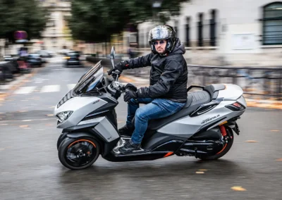 Globalement, la prise en main du Metropolis est plus évidente même si le train avant se montre flou sur mauvais revêtement.