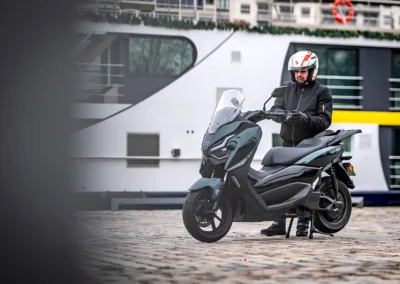 Profitez du son à bord : haut-parleurs agréables pour la musique au quotidien, même s’ils saturent un peu et sans micro intégré.