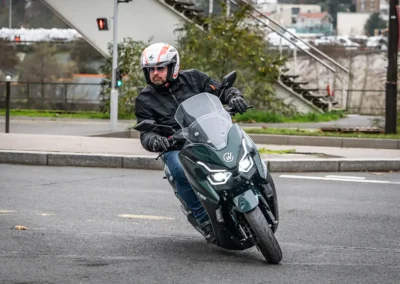 La fourche avant fait bien son job et encaisse bien les déformations de la route.