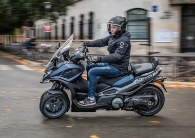 Le confort du CV3 est ferme et les pneumatiques Maxxis font le job sur sol sec.