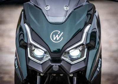 Signature lumineuse moderne et visibilité renforcée : le e-Spark adopte un éclairage full LED à l’avant pour un look plus actuel.