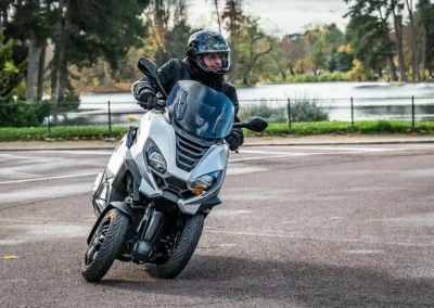 L’assise plus confortable du Metropolis, la bulle efficace et l’onctuosité général du véhicule sont très appréciables au quotidien.