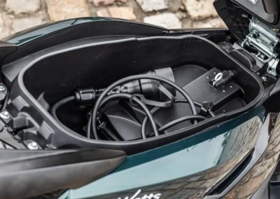 Le coffre du easy-Watts e-Spark loge le câble de chargement type 2 et accepte difficilement un petit jet sans visière et de petite taille.