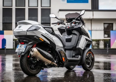 Le design premium, les lignes acérées, la peinture valorisante, les feux leds 3 griffes et les badges redessinés sont très identitaires de la marque au lion.