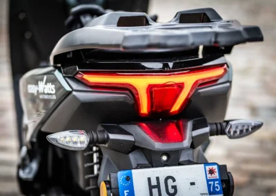 À l’arrière, le feu full LED affirme une identité moderne tout en améliorant la lisibilité dans le trafic urbain.