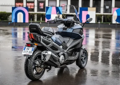 Le design du Kymco est aérien, racé et se veut plus proche d’une moto.
