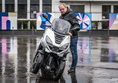 Le Metropolis dispose d’un roll-lock qui fige littéralement le train avant. Pas besoin de poser les pieds au sol à l’arrêt.
