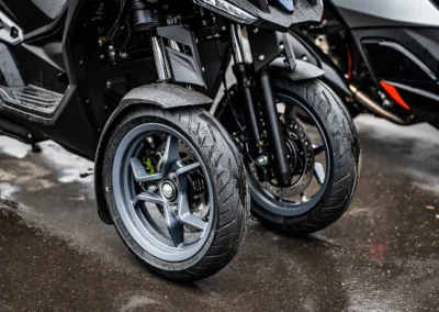 Sur le Kymco CV3, le freinage se montre satisfaisant, appuyé par un ABS réactif.