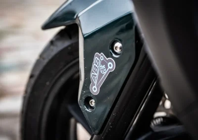 Le freinage ABS est efficace mais manque légèrement de mordant sur des arrêts plus soutenus.