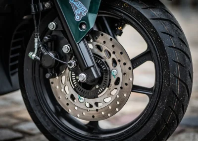 Le freinage ABS est efficace mais manque légèrement de mordant sur des arrêts plus soutenus.