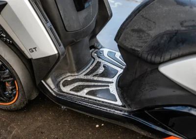 Le plancher plat (finition alu sur la version GT) du Metropolis augmente la capacité d’emport et facilite la montée en selle.