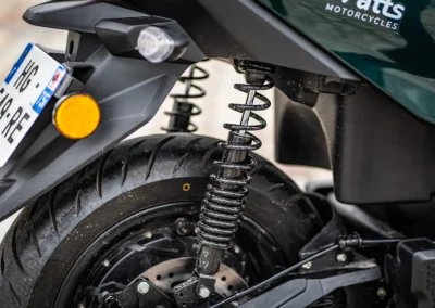 Les suspensions offrent un confort correct sur des routes dégradées.