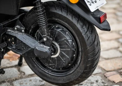 Au chapitre motorisation, le easy-Watts e-Spark intègre un moteur de 6 kW dans sa roue arrière.