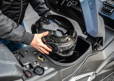 Le coffre du CV3 accepte un petit casque. Il faudra opter pour un top-case et/ou des valises latérales pour augmenter la capacité d’emport.