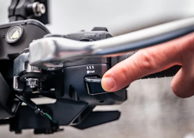 Le CV3 profite de poignées chauffantes de série. Trois niveaux de puissances sont disponibles.