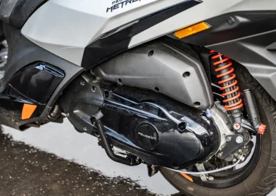 Pour mouvoir ses 280 kilos, le Peugeot Metropolis peut compter sur un monocylindre 4 temps 400 cc de 36 chevaux et 38,1 Nm de couple.