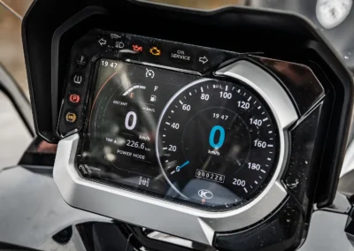 Le CV3 propose un grand écran TFT 6 pouces orientable avec le système propriétaire Noodoe qui permet de profiter du GPS et de notifications avancées.