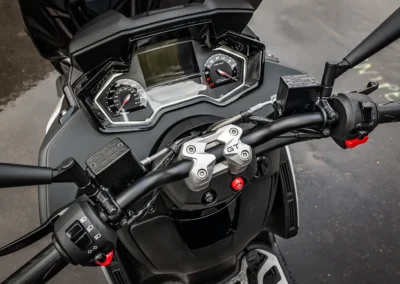 La version GT essayé ici se distingue par un guidon naked et des liserés orange sur les jantes.