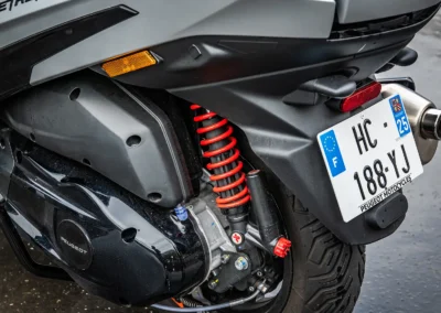 Les amortisseurs sur la version GT sont réglables et de couleur rouge !