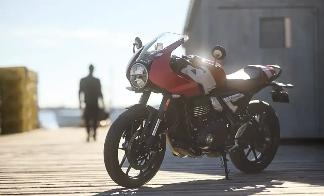 Triumph dévoile les Tracker 400 et Thruxton 400 pour 2026