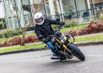 En termes de consommation, elle avale en moyenne 3,2 litres au 100 km pour une autonomie supérieure à 300 km.