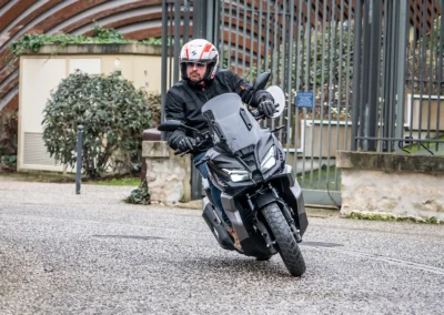 La garde au sol est suffisante pour ne pas frotter à la première prise d’angle.