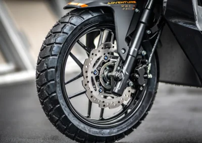 Le poids de 145 kg est bien contenu à basse vitesse, notamment grâce au rayon de braquage efficace et aux roues de 14 pouces à l’avant et 13 pouces à l’arrière.