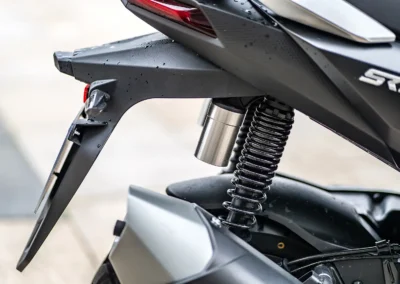 Les amortisseurs à bonbonnes séparées sont très efficaces sur route dégradée.