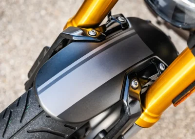 Les finitions sont soignées à l’image du garde-boue avant en acier.