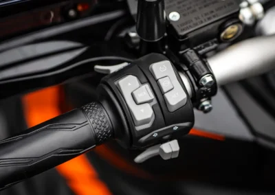 À main gauche, il est possible d’activer ou de désactiver l’ABS et le Traction Control.