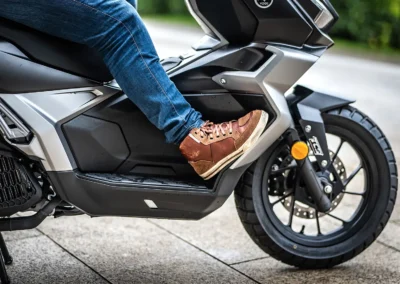 Le pilote profite d’une position de conduite naturelle avec la possibilité de poser les pieds à plat ou vers l’avant.