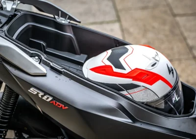 Le coffre du SR1 ADV accepte un petit casque jet et quelques petites affaires.