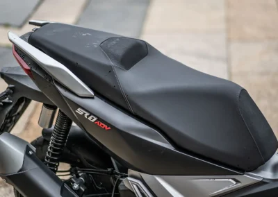 Avec sa hauteur de selle de 810 mm, le Voge SR1 ADV 125 est un peu plus haut qu’un scooter « classique ».