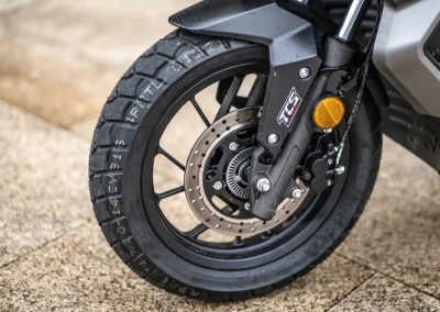 Le freinage est à l’avenant avec un ABS bien calibré et une puissance appréciable.