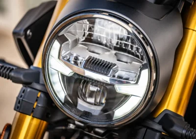 Pour se mettre en valeur, la Hunk mise sur son éclairage full led et sa fourche inversée Kayaba dorée.