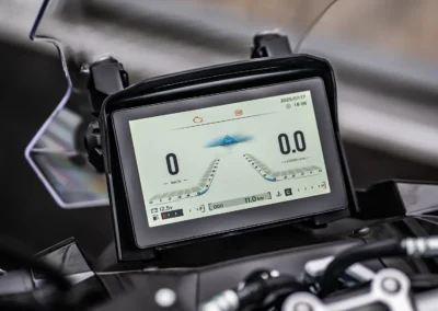 Le Next NXCross bénéficie d’un tableau de bord TFT complet avec connectivité smartphone.
