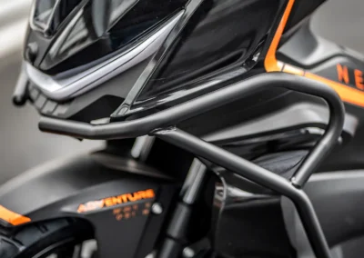 Les crash-bars de série renforcent le style baroudeur et protègent efficacement le carénage du scooter en cas de chute.