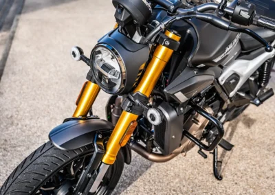 La fourche travail efficacement sur des irrégularités de la route.