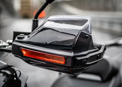 Les larges protège-mains renforcent le style Adventure tout en offrant une protection efficace des mains contre le vent, les projections et les intempéries.