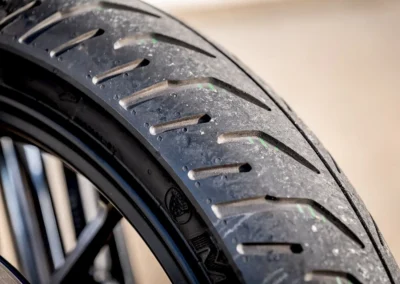 Sur routes humides, les pneumatiques MRF d’origine montés sur des roues de 17 pouces avant/arrière se montrent rassurants.