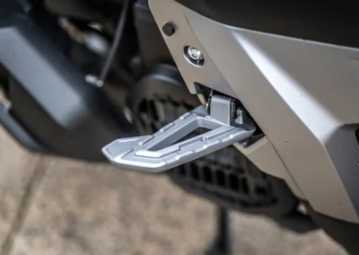 La place pour le passager est satisfaisante et les repose-pieds repliables sont bien placés.