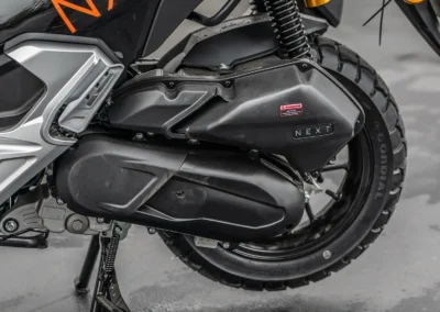 Les première minutes de roulage mettent en avant le moteur « puncher » de 14,5 chevaux à refroidissement liquide.