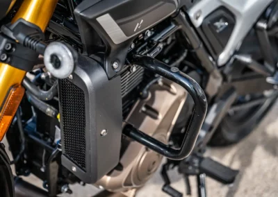 Les protections tubulaires autour du cadre façon moto-école alourdissent la silhouette. Elles sont tout de même appréciables pour protéger les carters en cas de chute.