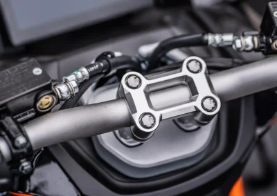 Ce NXCross 125i assume son côté baroudeur avec son design typé TT et d’un guidon naked.