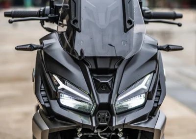 Le SR1 ADV surfe sur la tendance des scooters typés tout-terrain et se place clairement sur le haut de la vague.