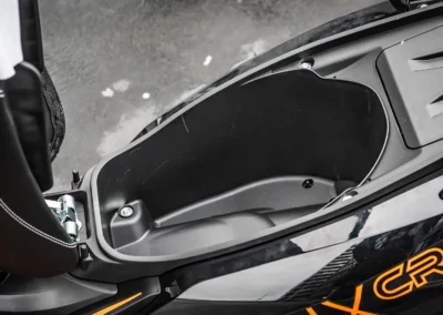 En raison de son volume restreint, le coffre se limite au rangement d’un casque de petite taille.