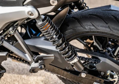 Les deux amortisseurs arrière assurent un confort efficace face aux irrégularités de la route.