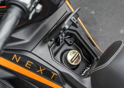 Avec une consommation inférieure à 3 l/100 km et un réservoir de 12 litres, l’autonomie dépasse les 400 km.