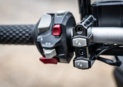 Sur le commodo gauche nous trouvons les commandes de warning et le réglage de la bulle électrique.